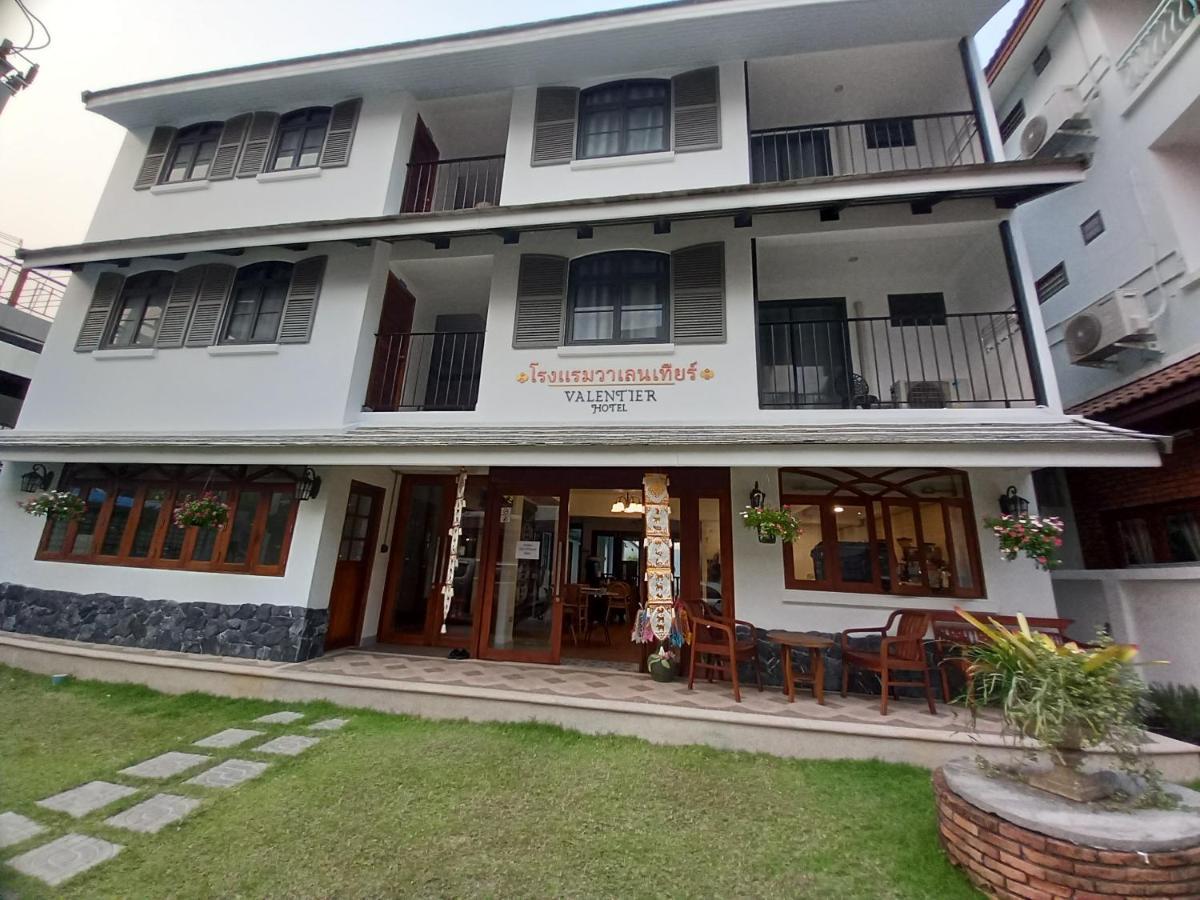 Valentier Cafe And Hotel Чиангмай Екстериор снимка