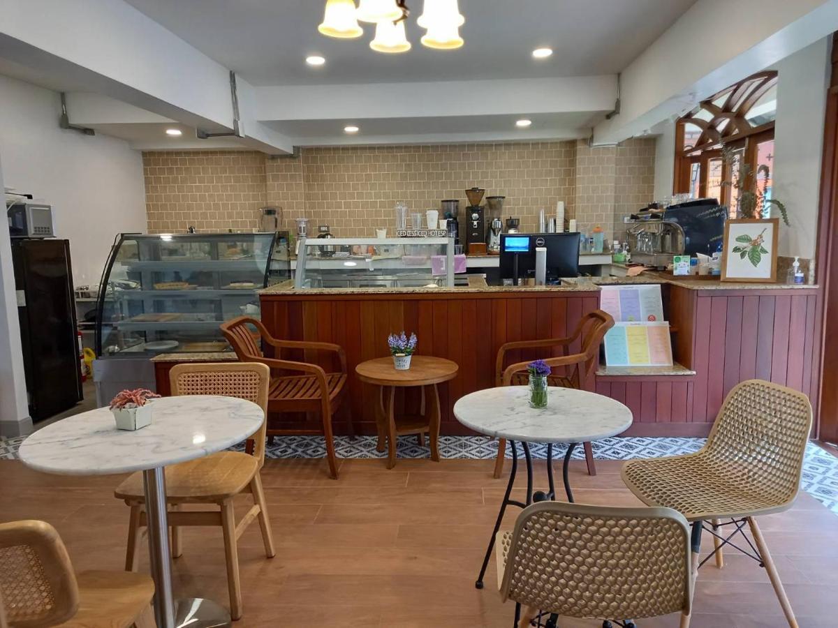 Valentier Cafe And Hotel Чиангмай Екстериор снимка